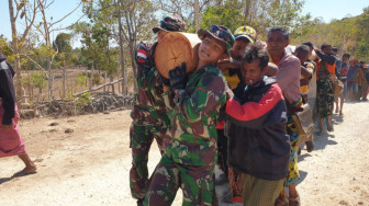 Satgas Pamtas Yonif Raider 142/KJ, Bantu Pembangunan Rumah Adat