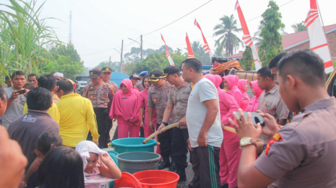 Polres Merangin Bagi-Bagi Air