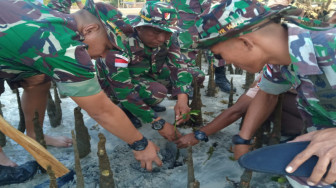 Pos Damar Satgas Pamtas Yonif Raider 142/KJ Peduli Kelestarian Pantai