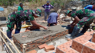 Pos Kewar Satgas Pamtas Yonif Raider 142/KJ Bangun Pemakaman