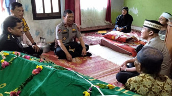 Wakapolda Kerumah Duka Alm Aipda Dedi Saputra