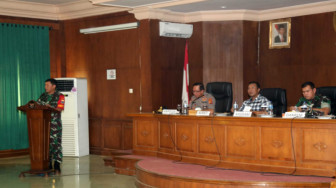 Danrem Himbau Warga Bantu Padamkan Api