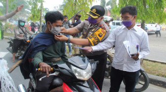 Polres dan Warga SAD  Merangin Bagi-bagi Masker