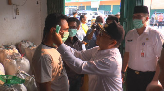 Di Pasar Angso Duo, Gubernur Bagikan Masker Gratis