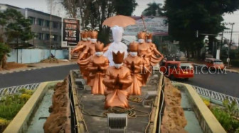 Protes Kabut Asap, Patung Dipasang Masker oleh Warga