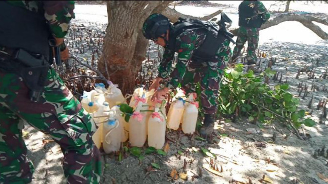 Satgas Pamtas Yonif Raider 142/KJ Gagalkan Penyelundupan BBM