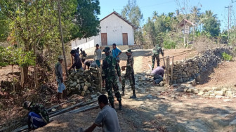 Karya Bakti Gereja Pos Lookeu Satgas Pamtas Yonif Raider 142/KJ