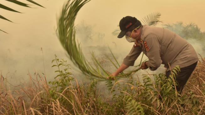 Kapolda Terjun Langsung Padamkan Api Karhutla