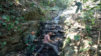 Satgas Pra TMMD Telusuri Sumber Air, untuk Kebutuhan Masyarakat