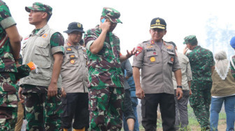 Kapolda Dampingi Kepala BNPB Tinjau Karhutla di Kumpeh
