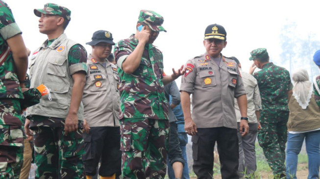 Kapolda Dampingi Kepala BNPB Tinjau Karhutla di Kumpeh