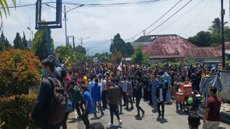 Demo Mahasiswa di DPRD Kerinci Memanas