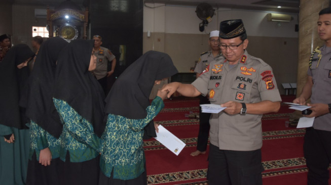 Kapolda Beri Santunan kepada Anak Yatim Piatu