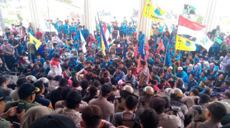 Pelajar SMK dan Mahasiswa Geruduk Gedung DPRD dan Kantor Gubernur