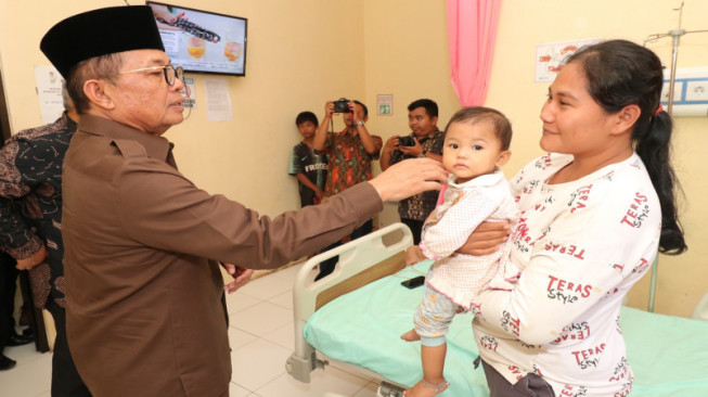 Fachrori Kunjungi Pasien Ispa Dampak Karhutla di Tanjabbar
