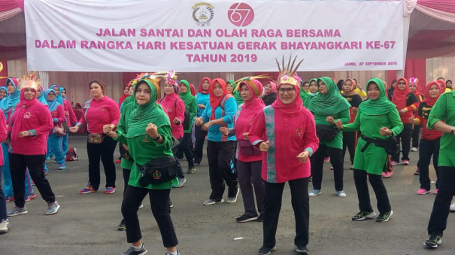 Persit  dan Bhayangkari Jambi Olahraga Bersama