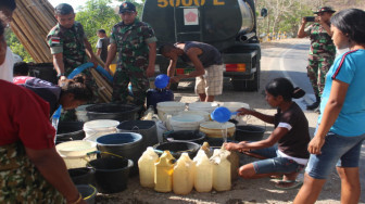 Satgas Pamtas Yonif Raider 142/Kj Pasok Air Bersih