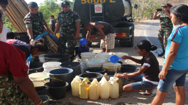 Satgas Pamtas Yonif Raider 142/Kj Pasok Air Bersih