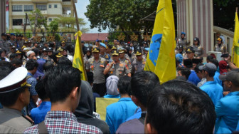 Kapolda Datangi Mahasiswa yang Melakukan Aksi Demo di Polda Jambi