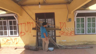 Pemuda Segel Kantor Desa Titian Teras