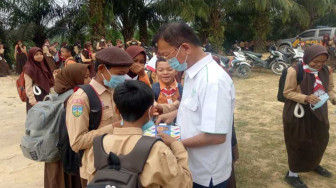 Selamatkan Anak-Anak dari Kabut Asap, Asian Agri Bagi-Bagi Masker