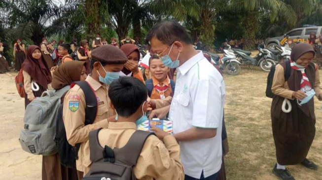 Selamatkan Anak-Anak dari Kabut Asap, Asian Agri Bagi-Bagi Masker