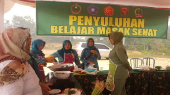 Ibu-Ibu Persit Beri Penyuluhan Masakan Sehat Bagi Warga SAD