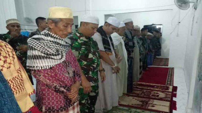 Dansatgas TMMD 106 Shalat Berjamaah Bersama Warga