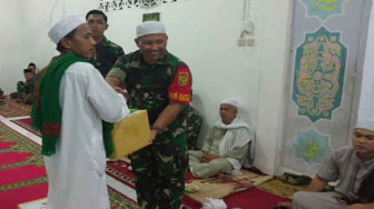 Dandim Sarko Beri Santunan ke Masjid Baiturrahman