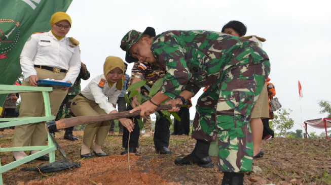 TNI Tanam Ribuan Pohon Secara Serentak di Wilayah Jambi