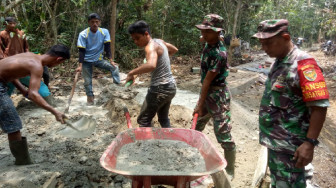 Bahu Membahu Masyarakat dan TNI Sukseskan TMMD 106
