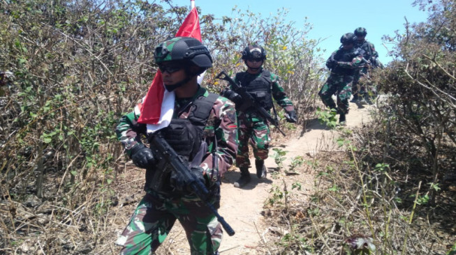 Satgas Pamtas Yonif Raider 142/KJ Lakukan Patroli Patok di Daerah Perbatasan