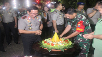 Datangi Rumah Danrem Satu Bus, Kapolda Kejutkan Danrem dan Isteri