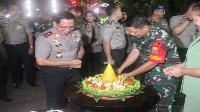Datangi Rumah Danrem Satu Bus, Kapolda Kejutkan Danrem dan Isteri