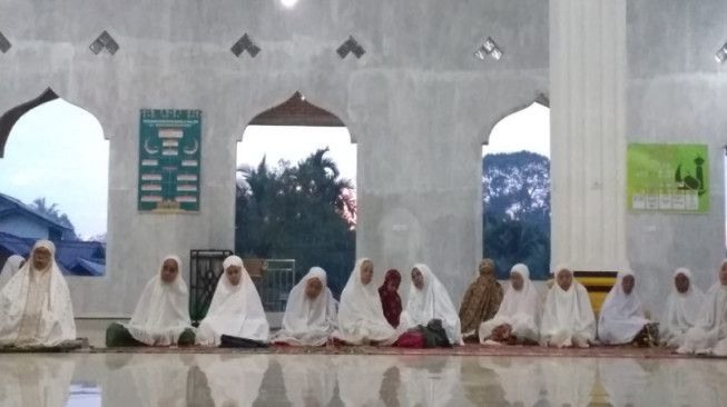 Rumah Zakat dan Ikatan Remaja Masjid Al-Muhajirin Gelar Salat Subuh Berjamaah