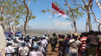 Satgas Pamtas dan Masyarakat Kibarkan Bendera Merah Putih Raksasa