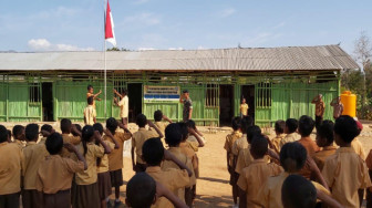 Peringati HUT ke 74, TNI dan Murid SD Wemorihas Lakukan Upacara Bersama