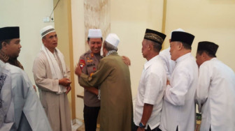Kapolda Salat Jumat di Masjid An Nizham Telanaipura