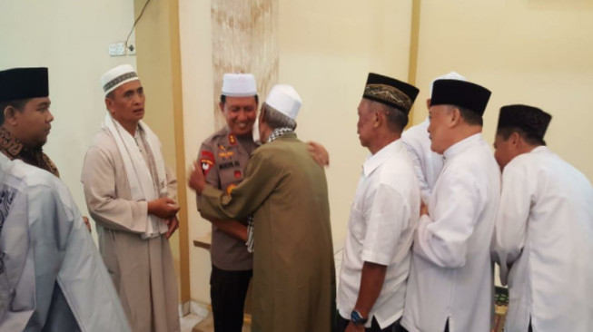 Kapolda Salat Jumat di Masjid An Nizham Telanaipura