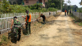 Bahu Membahu Satgas TMMD Kodim Sarko dan Warga Bersihkan Jalan Lingkungan Desa