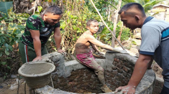 Wujud Kemanunggalan, Satgas TMMD 106 Kodim Sarko Bantu Warga Gali Sumur