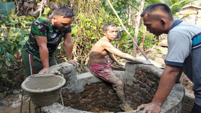 Wujud Kemanunggalan, Satgas TMMD 106 Kodim Sarko Bantu Warga Gali Sumur