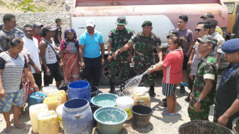 TNI - Polri dan BNPP Bantu Warga Kesulitan Air Bersih di Tapal Batas