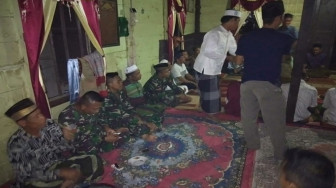 Anggota Satgas TMMD 106 Menghadiri Acara Doa Selamat