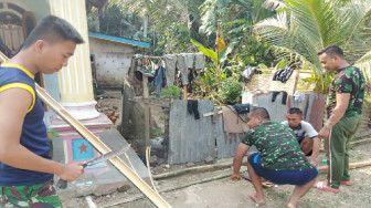 Satgas TMMD 106 Bantu Orang Tua Asuh Buat Pagar Rumah