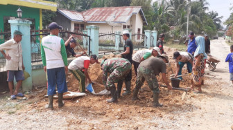 Satgas TMMD Goro Bersama Masyarakat Timbun Halaman Masjid