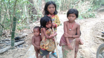 Anak-anak SAD Asyik Bermain di Jalan Setapak TMMD 106