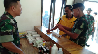 Prada Budi Dampingi Warga SAD Berobat Ke Pos Kesehatan TMMD