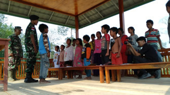 Prajurit Asli Warga SAD, Beri Edukasi dan Motivasi Anak-anak SAD