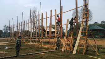 Pasang Kerangka Baliho Persiapan Upacara Penutupan TMMD Sarko